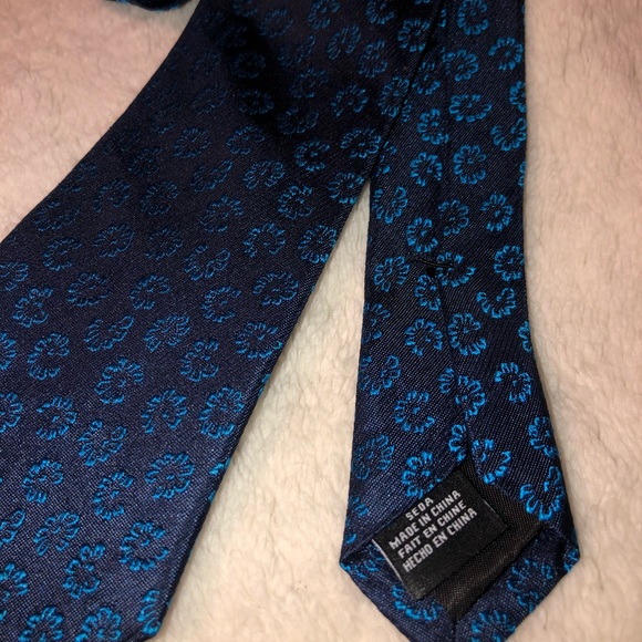 Van Heusen Other - Blue Floral Tie
